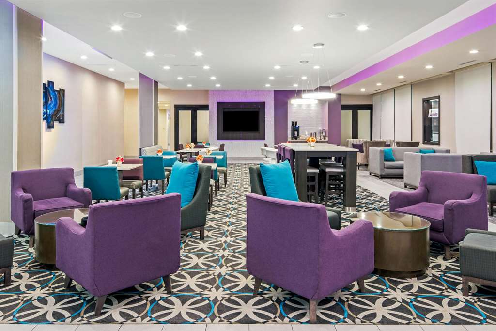 La Quinta Inn & Suites by Wyndham McAllen La Plaza Mall - photo 6