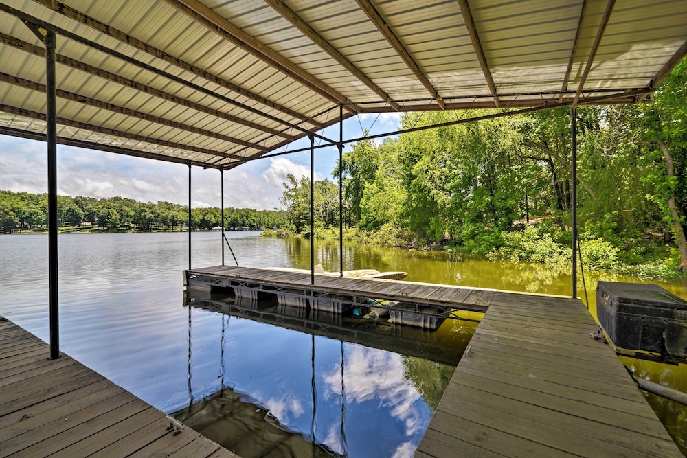 Waterfront Lake Barkley Home with Deck And Fire Pit — 4-Star Luxury Hotel in Cadiz, United States