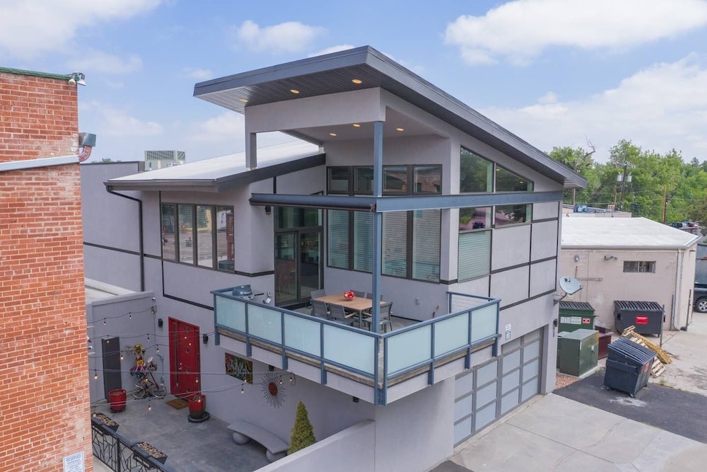 4BR Modern Marvel Downtown Custom Private Balcony in Colorado Springs, United States