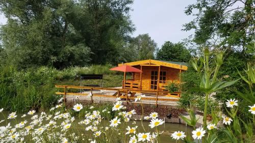 East Pool Cabin — 4-Star Luxury Hotel in Lincoln, United Kingdom