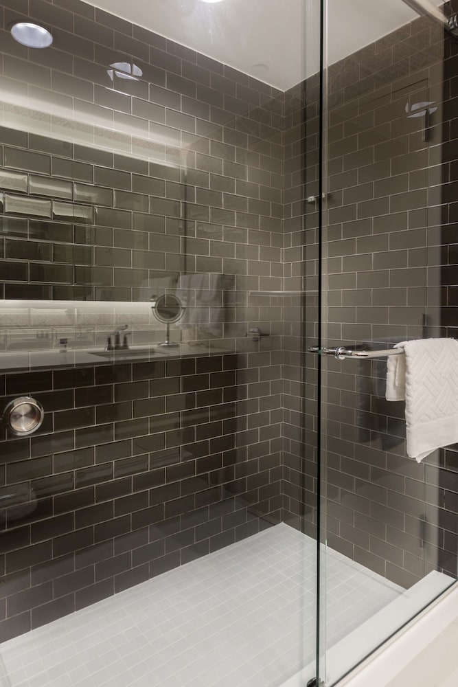 DoubleTree by Hilton Hotel & Suites Houston by the Galleria - photo 39