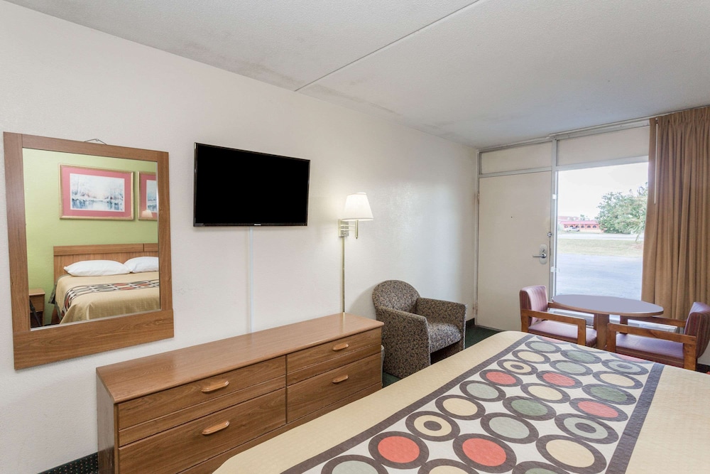 Super 8 by Wyndham Tifton - photo 25