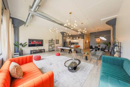 Massive Luxury 5BR Loft for groups up to 12 guests with Optional parking and Gym Access Near McCormick Place and Soldier Field — 4-Star Luxury Hotel in Chicago, United States