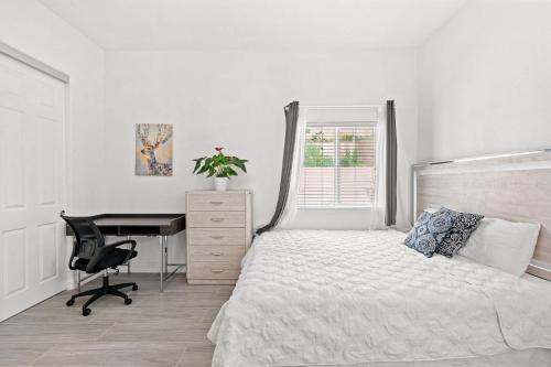 Relaxing Private Getaway With Bright Interiors — hotel in West Covina