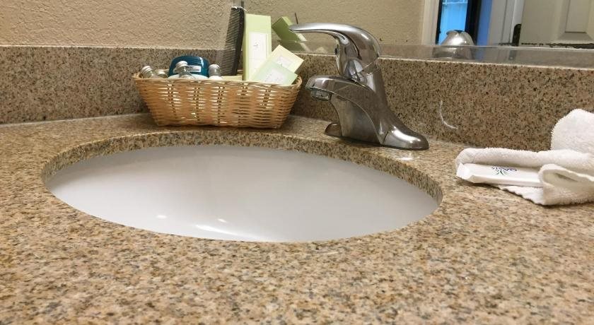 Relax Inn North Babylon - photo 8