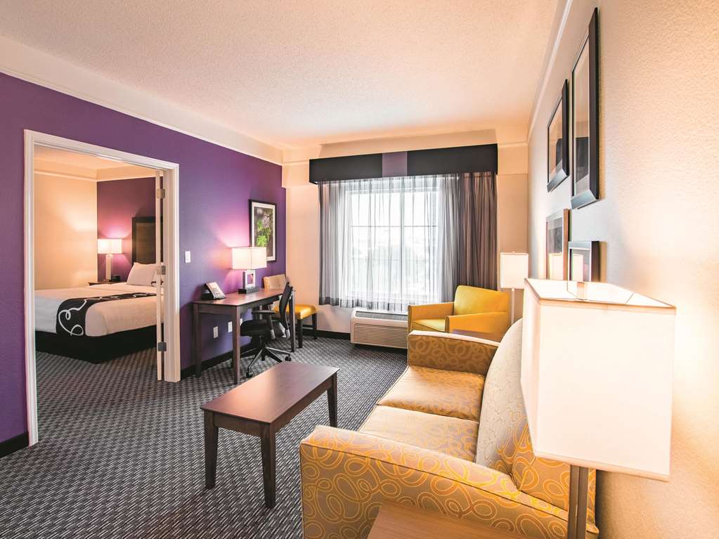 La Quinta Inn & Suites by Wyndham Fort Worth City View - photo 33