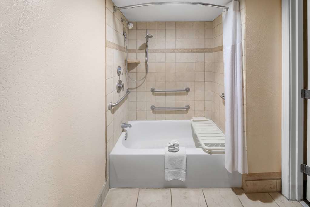 La Quinta Inn & Suites by Wyndham San Antonio Medical Ctr NW - photo 44