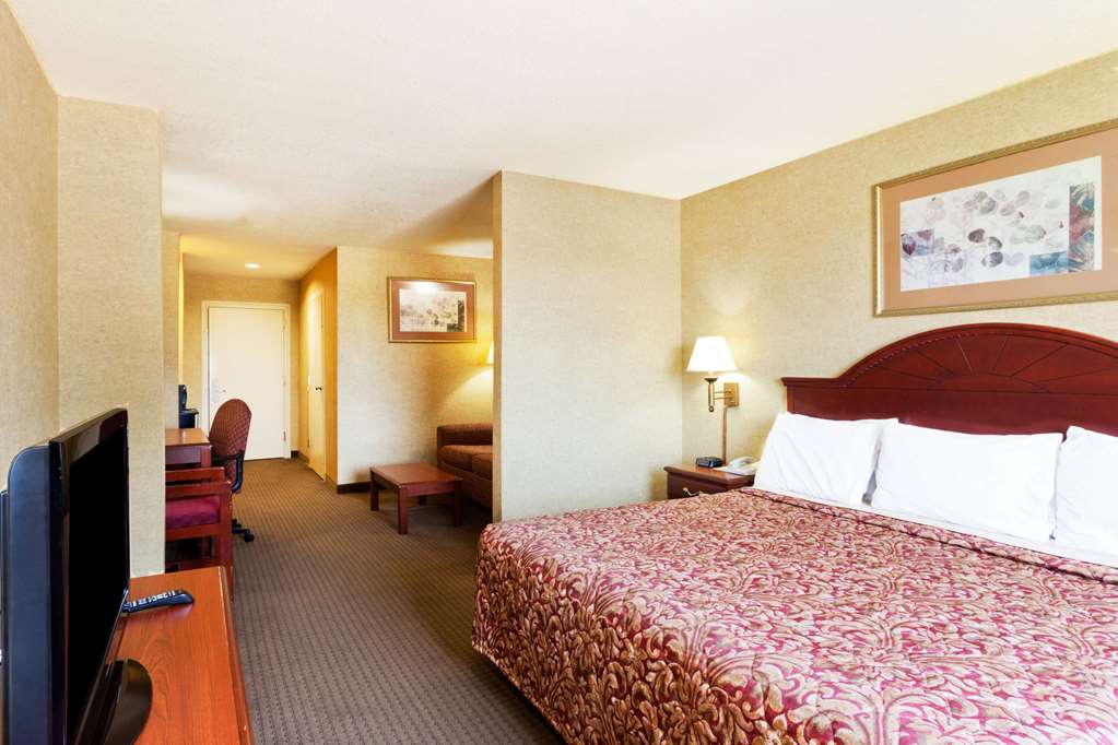 Days Inn & Suites by Wyndham Wynne - photo 17
