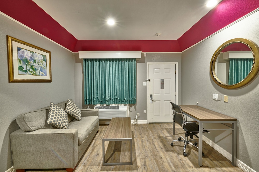 Hotel Bliss Kemah - photo 16