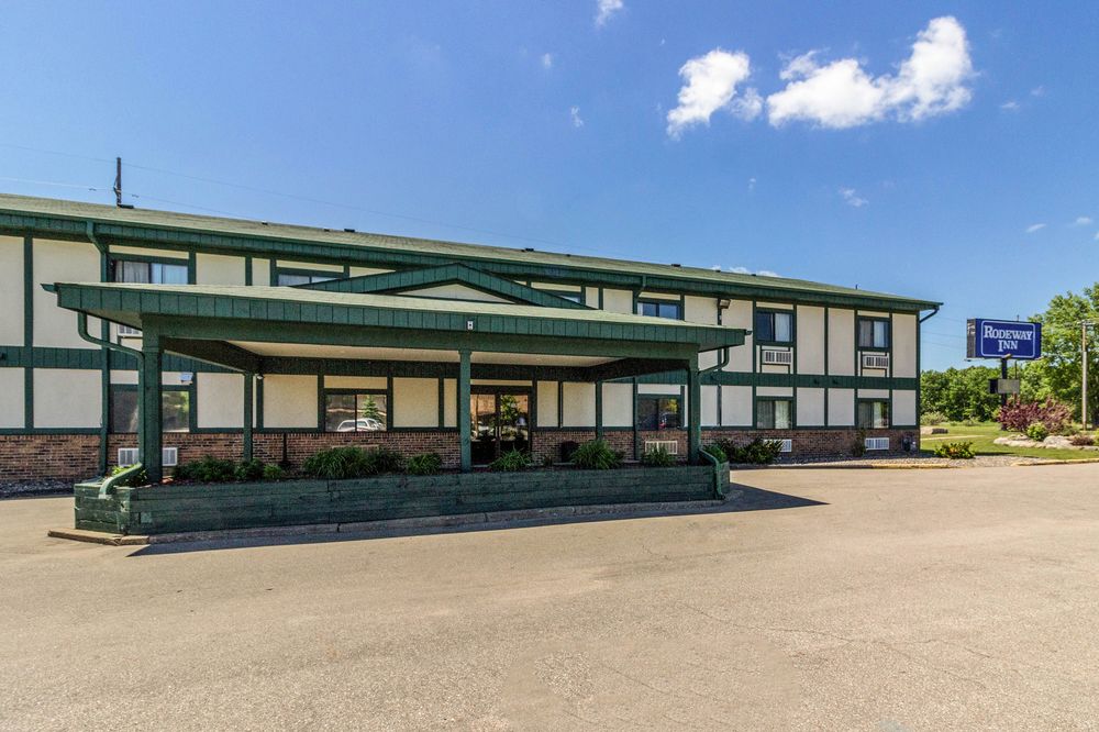 Rodeway Inn Baxter - carbon neutral hotel in Brainerd