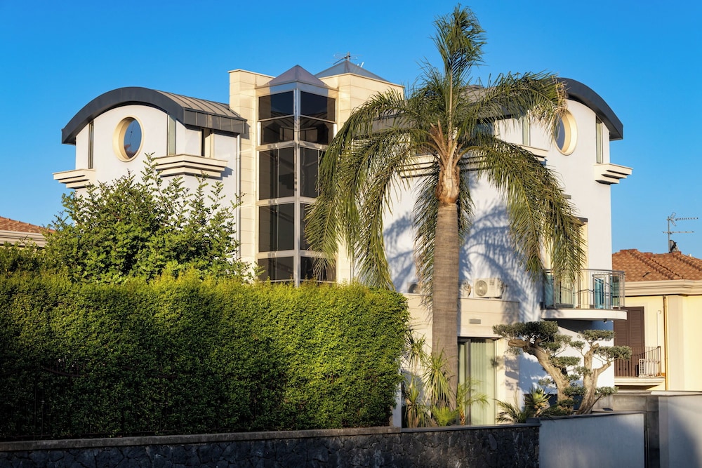 Zaffiro Lavico rooms Etna nature sea — hotel in Aci Sant'antonio