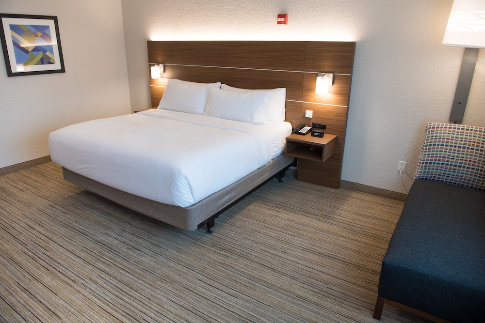 Holiday Inn Express & Suites Fort Wayne North by IHG - photo 9