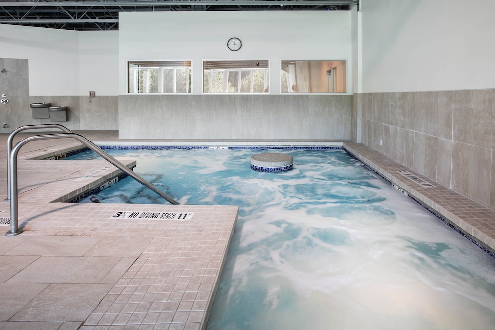 Holiday Inn Express & Suites Ludington by IHG - photo 17