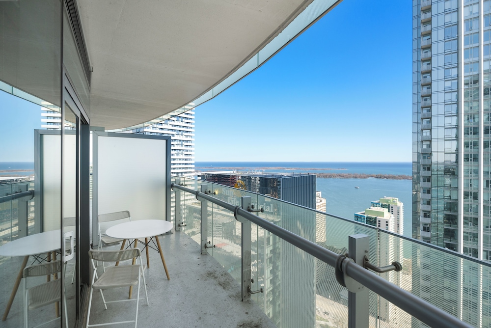 Apartments Kingdom.The Heart of Toronto.High Floor View — 4-Star Luxury Hotel in Toronto, Canada
