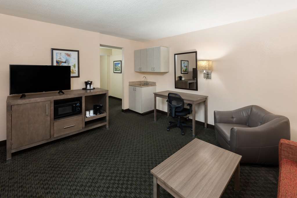 La Quinta Inn & Suites by Wyndham San Antonio Medical Ctr NW - photo 9
