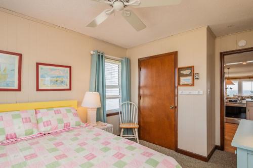 Beach Barracks by Oak Island Accommodations - photo 6