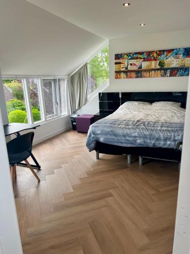 Ruime Slaap Kamer Met Werkplek En Prive Badkamer Leeuwarden Bij Jacqueline — Leeuwarden