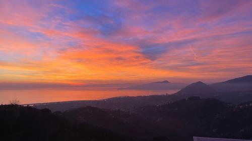 Magico Appartamento e Tramonti in Terrazza Vista Mare in Liguria 6 posti letto — 4-Star Luxury Hotel in Cogorno, Italy