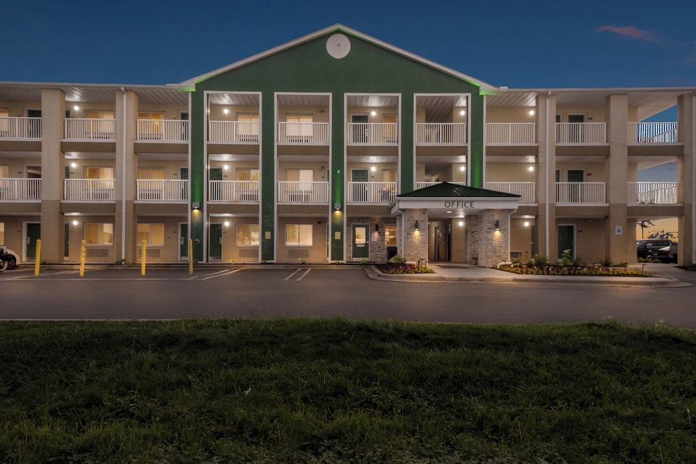 HomeTowne Studios by Red Roof Detroit Livonia — hotel in Livonia