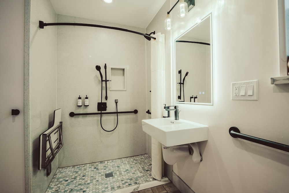 Blufftop Inn & Suites - photo 81