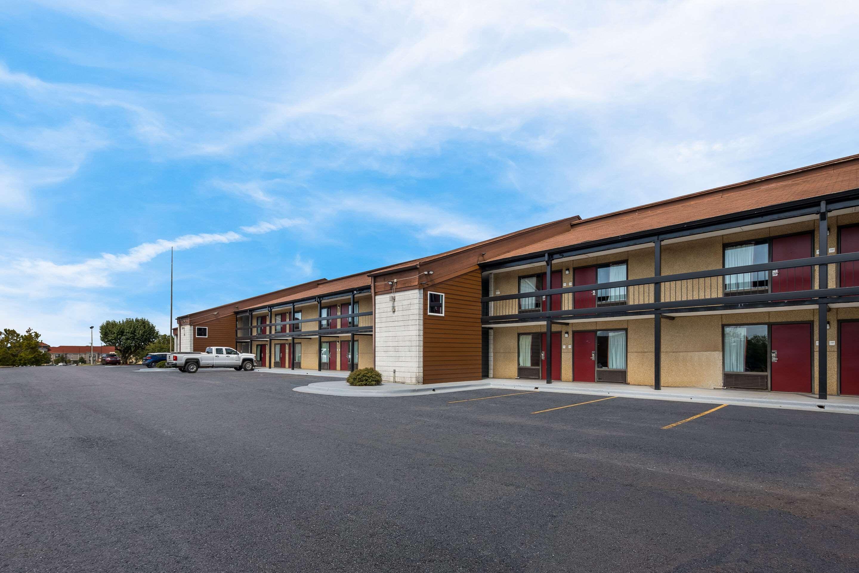 Econo Lodge Madison Airport - photo 42