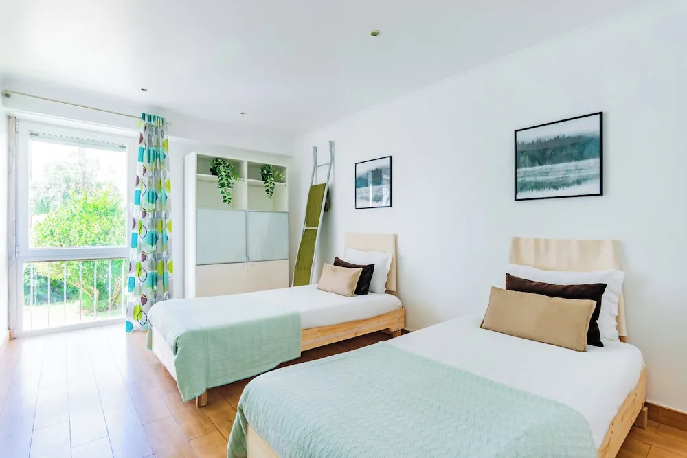 Bright 2BR Family Apartment I Walk to Beach & Train — 4-Star Luxury Hotel in Oeiras, Portugal