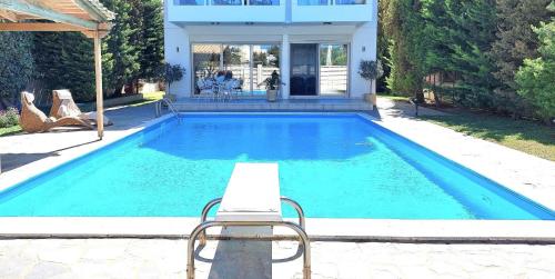 Luxury apartment SEA HELM with private swimming pool and BBQ — 4-Star Luxury Hotel in Vari, Greece