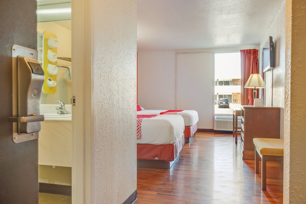 OYO Hotel Mona Lake Muskegon - photo 18