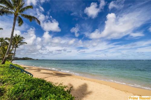 Beautiful Beachfront Condo — 4-Star Luxury Hotel in La'ie, United States