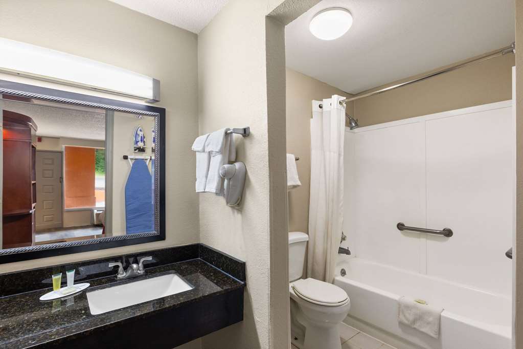 Days Inn by Wyndham Knoxville East - photo 25