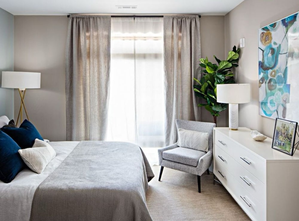 Kings Point Lux Suites - featured photo