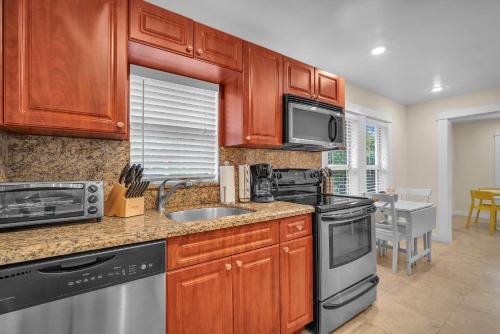 Renovated Grove Bungalow near Coconut Grove — 4-Star Luxury Hotel in Miami, United States