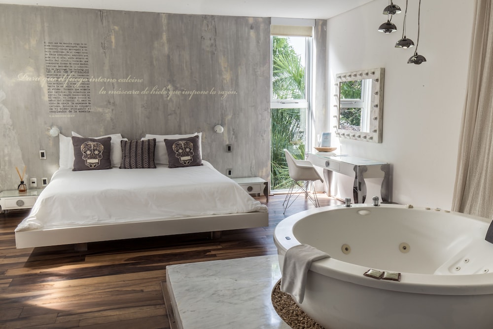 Jetted tub