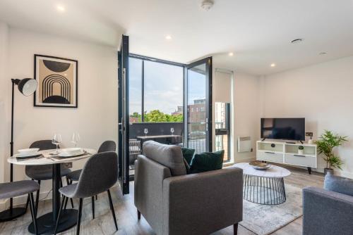 Superior Apartment with Balcony & Gym — 4-Star Luxury Hotel in York, United Kingdom