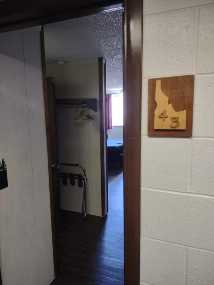 The Pines Motel - photo 26