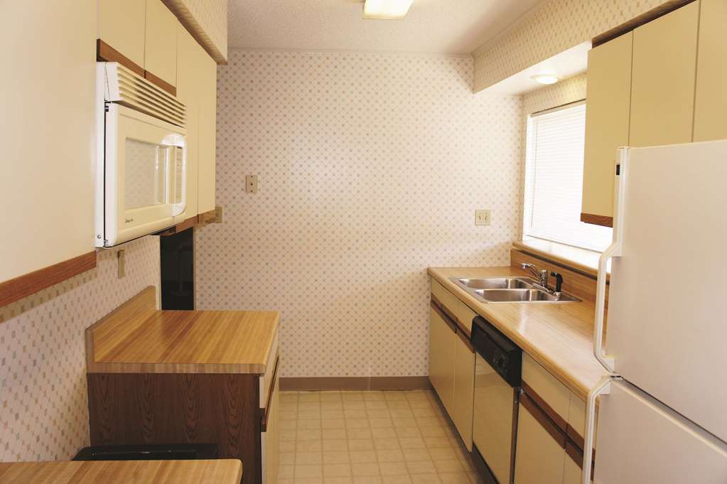 La Quinta Inn & Suites by Wyndham Des Moines West Clive - photo 70