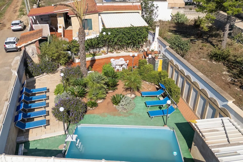 Apartment Tritone in Luxury Villa With Shared Pool — 4-Star Luxury Hotel in Porto Cesareo, Italy