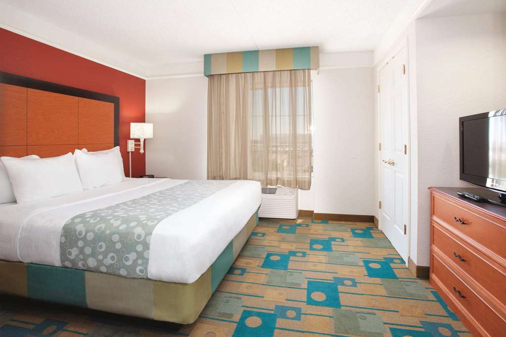 La Quinta Inn & Suites by Wyndham Colorado Springs South AP - photo 47