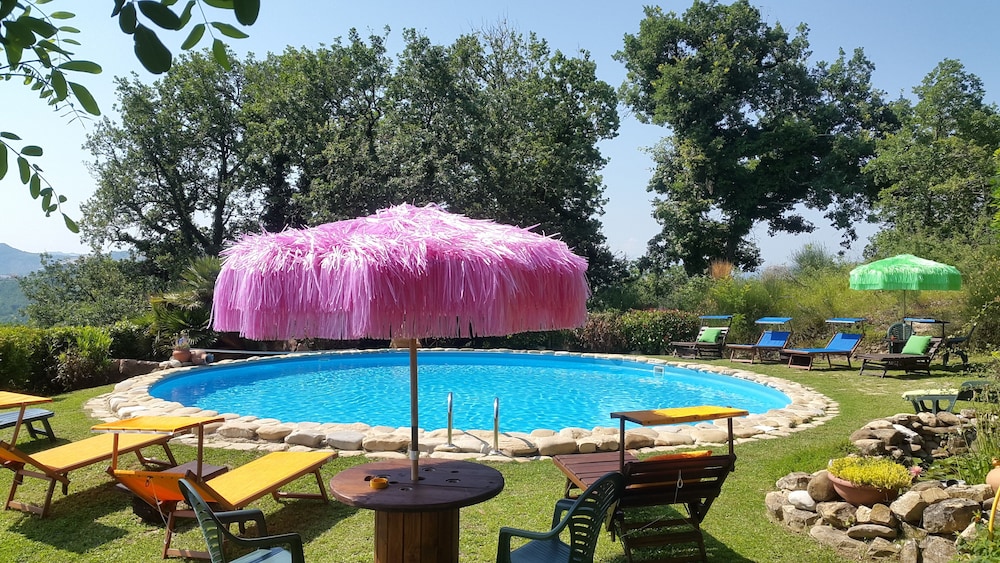 Old House — 4-Star Luxury Hotel in Penna San Giovanni, Italy