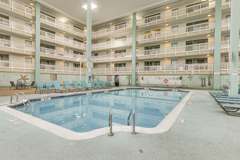 Walk to Beach: Hilton Head Resort Condo w Pools - photo 12