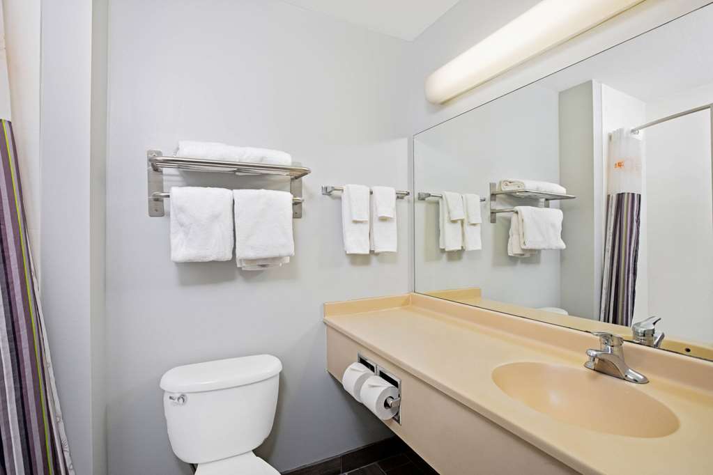 La Quinta Inn & Suites by Wyndham Omaha Airport Downtown - photo 28