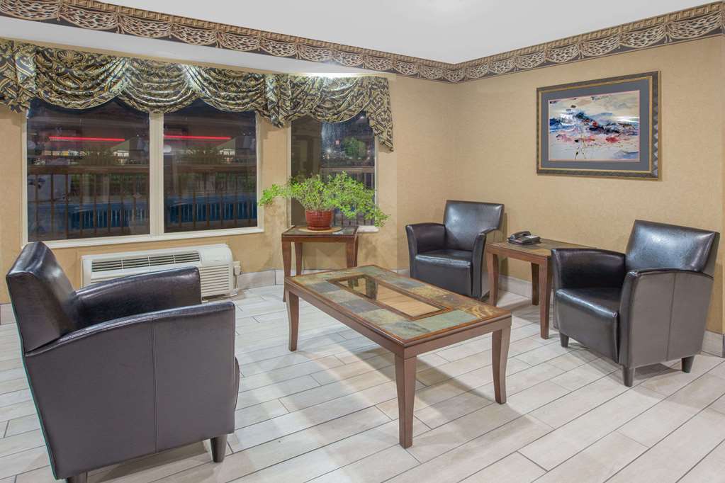 Days Inn & Suites by Wyndham Pine Bluff - photo 2