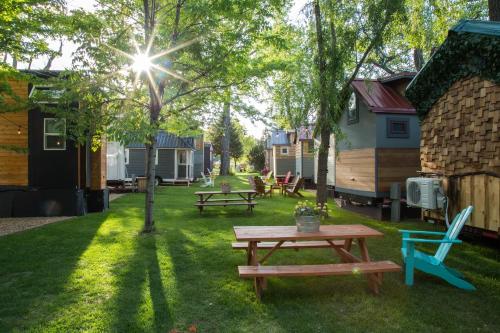 WeeCasa Tiny House Resort - carbon neutral hotel in Lyons