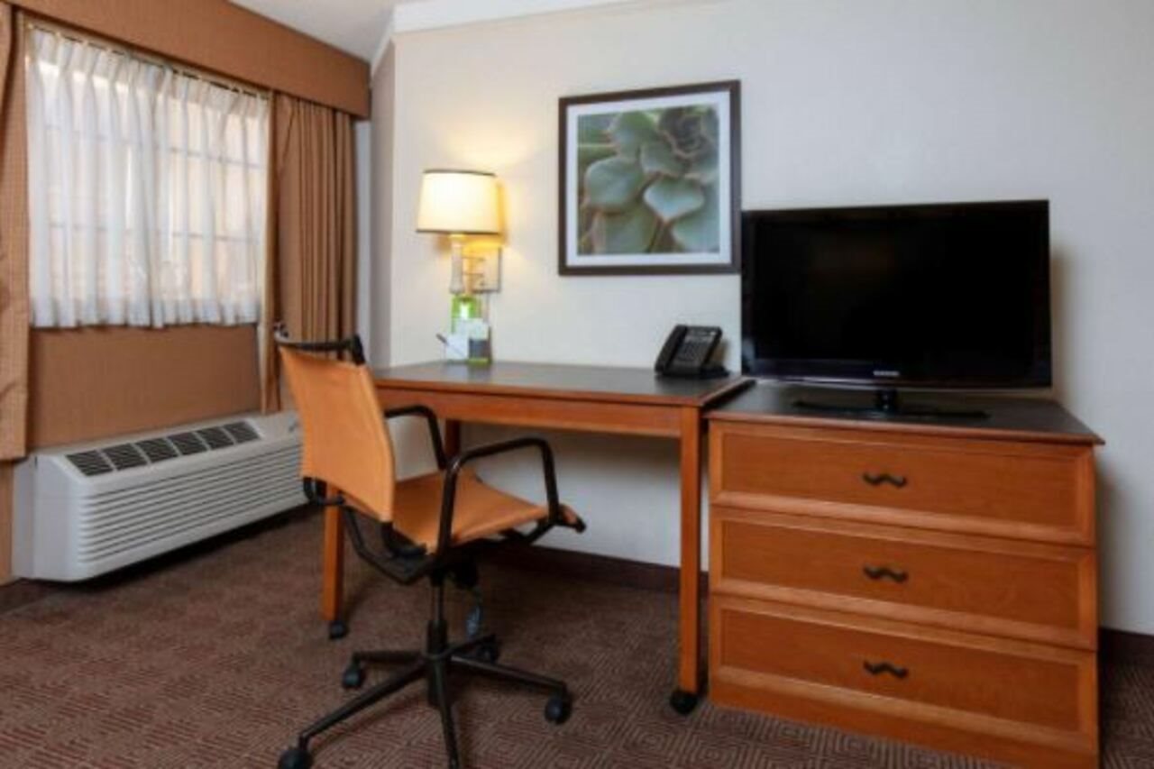La Quinta Inn and Suites by Wyndham Las Vegas Airport N Conv. - photo 7