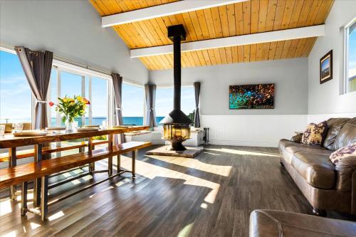 Bodega Bay Beach Home VIEWS Fire Table Dogs OK — 4-Star Luxury Hotel in Bodega Bay, United States