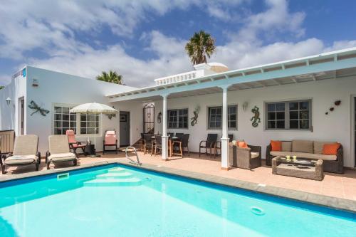 Charming Puerto Del Carmen Villa 4 Bedrooms Villa Tarez Private Pool — 4-Star Luxury Hotel in Puerto Del Carmen, Spain