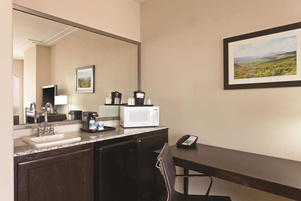 La Quinta Inn & Suites by Wyndham Los Banos - photo 13