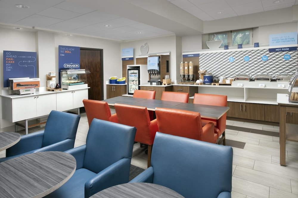 Holiday Inn Express San Antonio N Riverwalk Area by IHG - photo 2