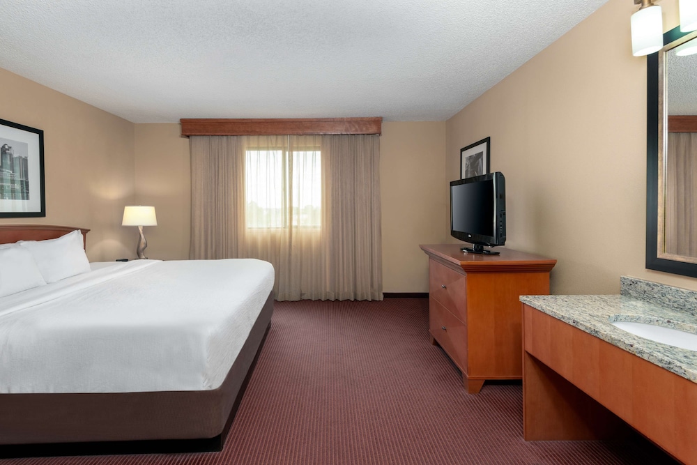 Embassy Suites by Hilton Kansas City International Airport - photo 14