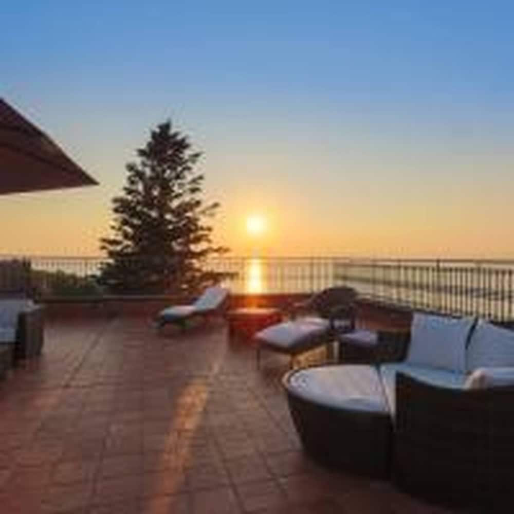 Attico Esclusivo Ed Accogliente — 4-Star Luxury Hotel in Massa Lubrense, Italy